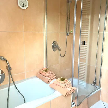 Apartment Mit 2 Schlafzimmern Und Balkon